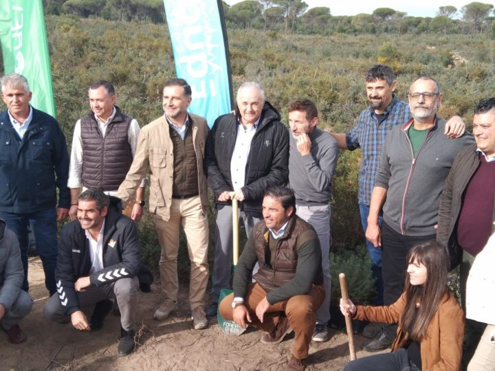 Forever Green compensa la huella de carbono del circuito Andalucía Equality Golf Cup, reforestando 100 árboles en el Parque Nacional de Doñana